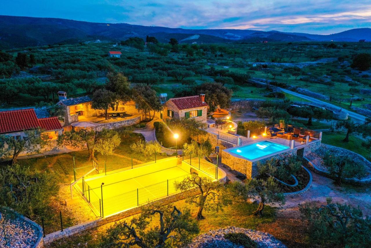 Heritage Holiday House Lori With Pool Postira Exteriör bild