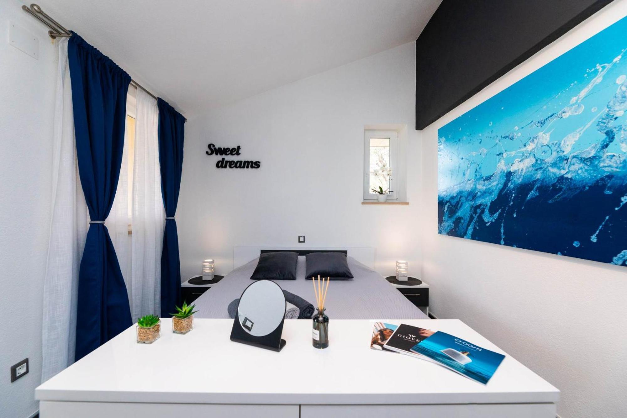 Heritage Holiday House Lori With Pool Postira Exteriör bild